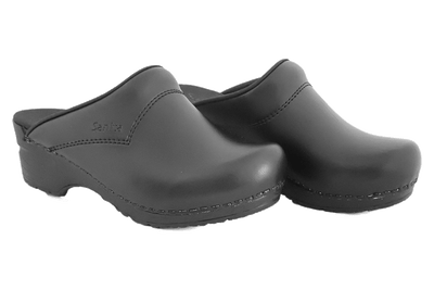 Sanita comfort clogs in Black - front diagonal view