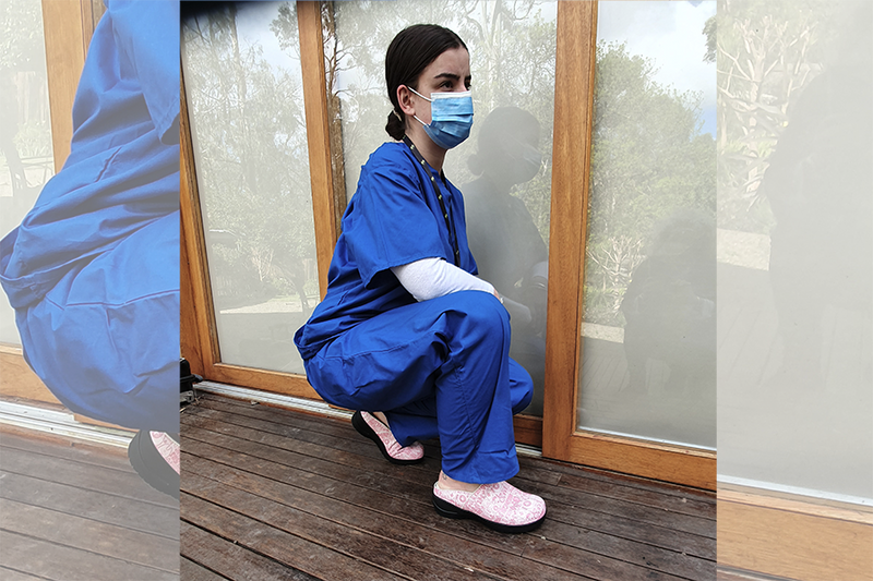 nurse wearing Orthotic Faves Clogs Pink view